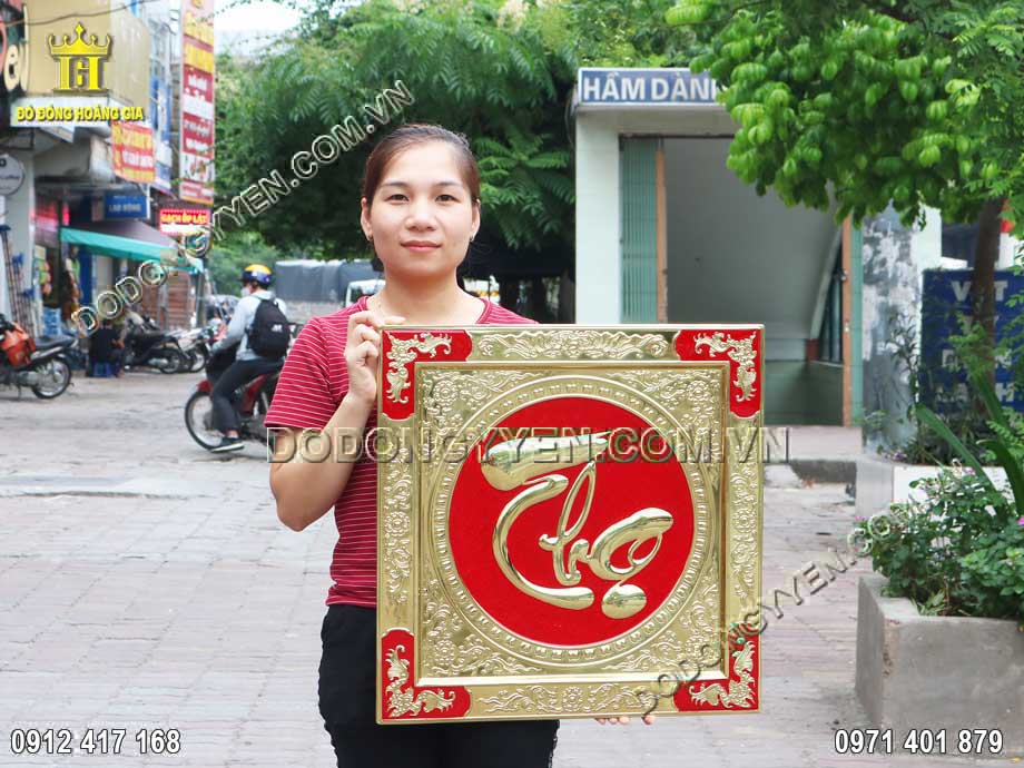 Bức tranh chữ Thọ được chế t&aacute;c theo kiểu chữ thư ph&aacute;p mềm mại v&agrave; uyển chuyển